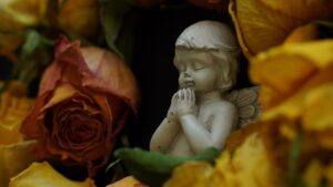 angel, sorrow, farewell, sad, graveyard, rest in peace, silence, pray, funeral, i love you mom, infinite love, mama, i love you, prayer, light, love, heartfelt condolences, trauerkarte, grief, to die, dig, little angel, soul